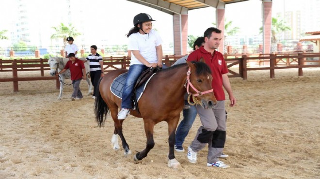 Karşıyaka da özel çocuklar ‘atla terapi’ ile hayata tutunuyor 